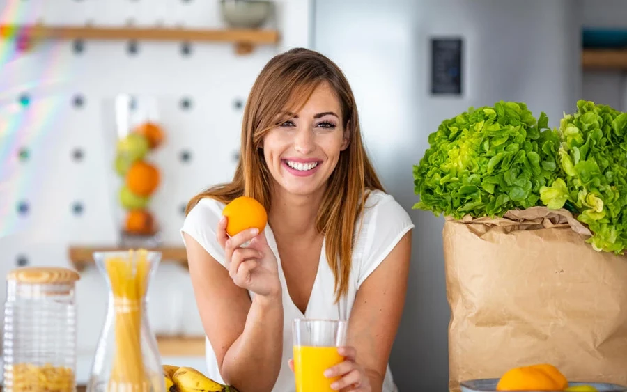 A 100%-os gyümölcslevek tartalmaznak vitaminokat és ásványi anyagokat, de rost- és fehérjetartalom nélkül, így nem tartanak jóllakottan. Jobb megoldás, ha az egész gyümölcsöt megeszed, vagy turmixot készítesz belőle, ami biztosítja a teltségérzethez szükséges rostokat.