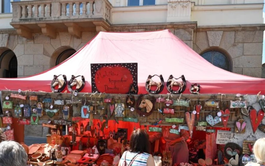 Nagyszombat mellett a pozsonyiaknak is több rendezvénytől kell búcsút venniük. Elmaradnak például a Pozsonyszőlősi (Vajnory) napok, amelyeket eredetileg szeptember 14-én és 15-én tartottak volna. A járás szintén a heves esőzésekre és az erős szélre hivatkozott, amely egészségügyi kockázatot jelent. 