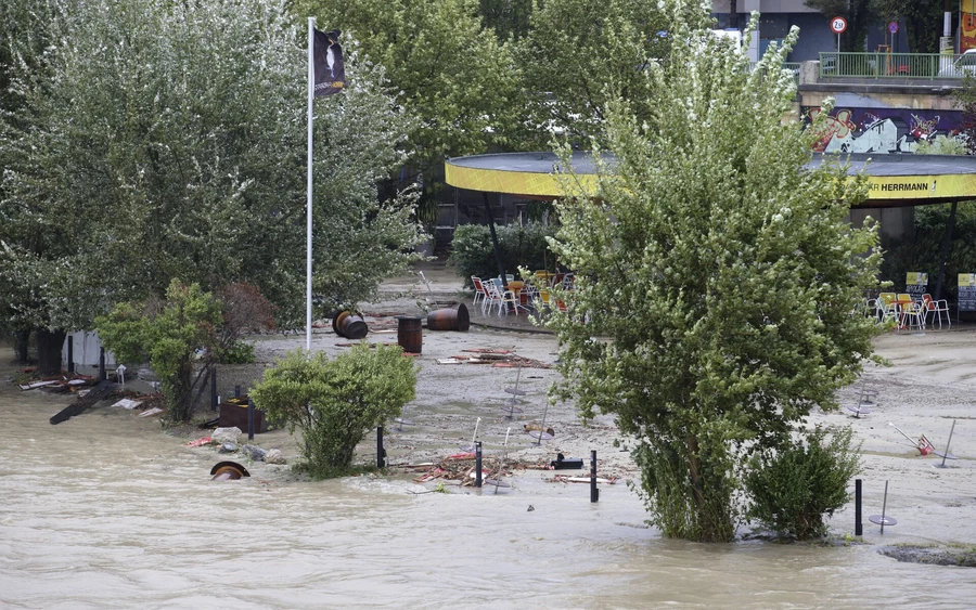 A főváros mellett, onnan északnyugatra fekvő Penzingben több helyütt kilépett medréből a Wien folyó, ami miatt több házból evakuálni kellett az ottlakókat. A part mentén utcákat és egy mélygarázst is elöntött a víz.