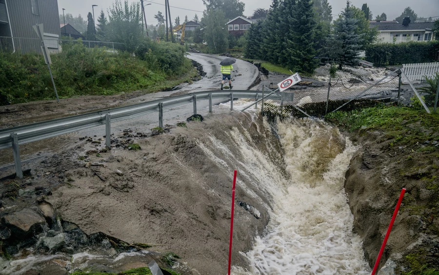 Döbbenetes fotókon az árvíz Lengyelországban, újabb gát szakadhat át