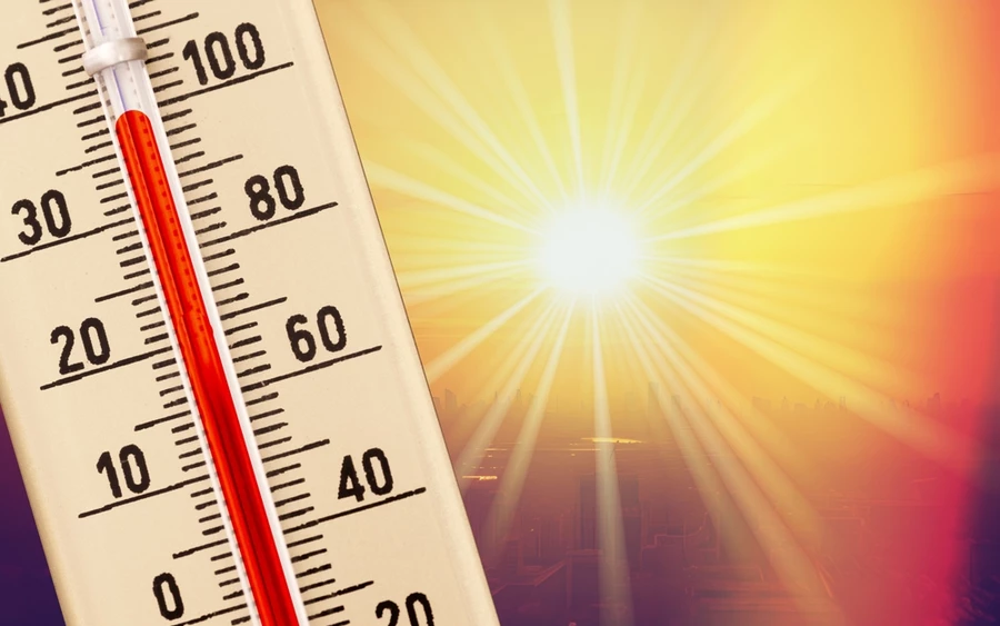 Mint hozzátette, a nyarat átlagon felüli hőséggel értékelték, több mint 1,7 Celsius-fokos eltéréssel a hosszú távú átlagtól. Szlovákiában azonban az összes meteorológiai állomáson sokkal jelentősebb volt az idei nyár hőmérsékleti eltérése. Ógyalla például 4,4 Celsius-fokkal volt melegebb az 1901-2000-es hosszú távú átlagnál, és 4,3 Celsius-fokkal az 1961-1990-es átlagnál. 