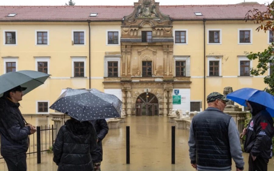 Az egyik legnagyobb probléma a földszinten található konyha beázása volt. „A konyha teljesen tönkrement. Legalább néhány hétig nem fog működni” - magyarázta Gavorníková, hozzátéve, hogy ez megnehezítette a létesítmény napi működését. 