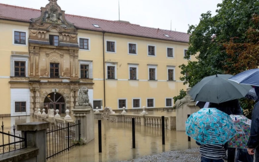 Annak ellenére, hogy az otthon ügyfelei közül sokan súlyos egészségügyi problémákkal küzdenek, segítenek, ahol tudnak. A személyzetnek köszönhetően a hozzátartozóknak és a nyilvánosságnak nem kell aggódniuk az ügyfelek biztonsága miatt. „Nálunk 24 órás szolgáltatás, gondozás, gyógyszeres kezelés és étkezés biztosított. Amikor a víz visszahúzódik, más problémákkal is foglalkozni fogunk” - zárta. 