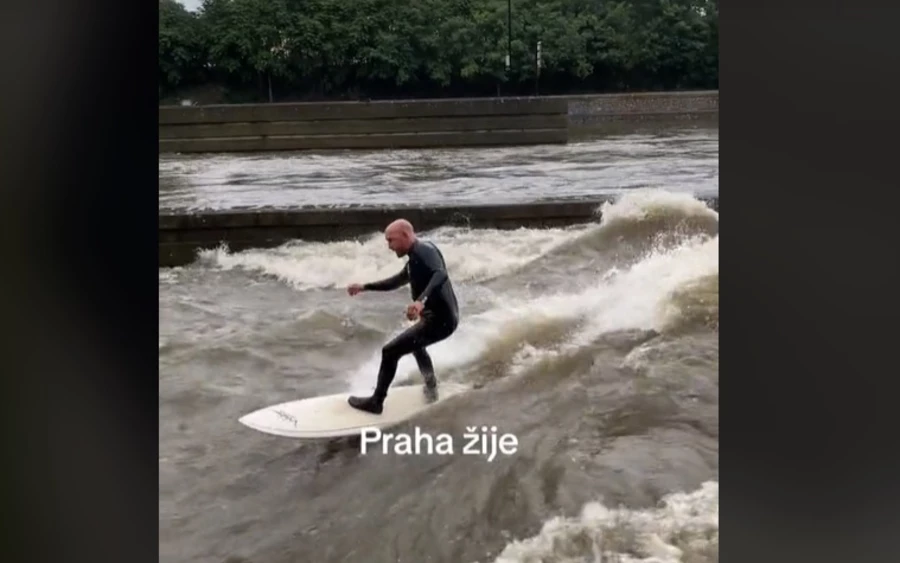 A prágai városi rendőrség több tucatnyi rendőre vasárnap reggel 7 órakor segített egy férfin, aki a Moldva folyóba ment úszni. A férfi Smíchovnál ugrott a folyóba, és a sodrás mintegy 2 kilométerre vitte a Károly-hídig, ahol szerencséjére fennakadt egy nádasban. Ott a tűzoltók kihúzták, majd a mentősök látták el. 