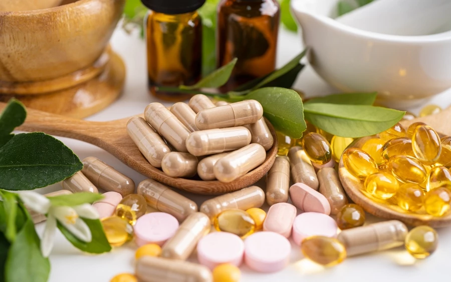 Egyes fájdalomcsillapítók, köztük az ibuprofen, fokozhatják a C-vitamin ürülését a szervezetből, hosszú távon veszélyesen alacsony szintet eredményezve. Súlyos esetekben a C-vitamin-hiány fertőzésekre való fokozott hajlamot, valamint életveszélyes szepszist is előidézhet. 