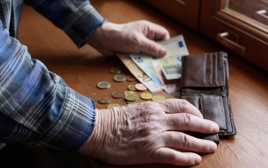 A változtatás célja az volt, hogy igazságosabbá tegyék a 13. nyugdíjak elosztását. Korábban előfordulhatott, hogy valaki teljes összegű juttatásban részesült annak ellenére, hogy csak minimális ideig volt biztosított Szlovákiában, és nyugdíjának többsége külföldi forrásból származott. Az új szabályok ezt a gyakorlatot kívánják megszüntetni, és az összeget a Szlovákiában szerzett biztosítási évek arányában állapítják meg.