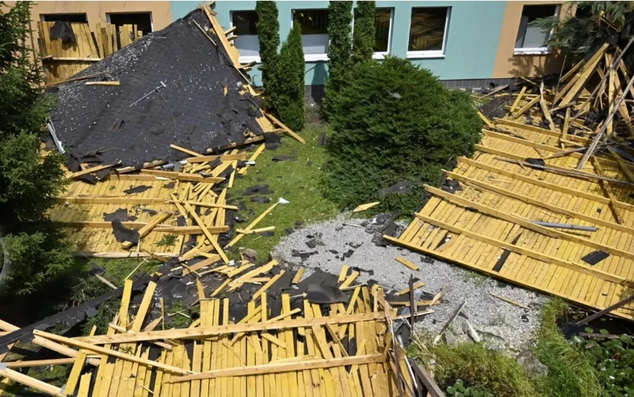 Nagymihályon (Michalovce) a Teodor Jozef Mousson Általános Iskola épületének tetőszerkezete rongálódott meg súlyosan a szél miatt: a tető egy része leszakadt és az átriumba zuhant. 