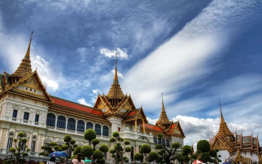 9. Thaiföld: Thaiföld az egzotikum, az ízletes ételek és a gyönyörű strandok szinonimája. Ennek ellenére nem mentes a kockázatoktól: turisták átverése, rablások, szexturizmus és politikai zavargások főleg a nagyvárosokban és turisztikai központokban jellemzők. Dél-Thaiföld egyes tartományaiban ráadásul fegyveres konfliktusok is zajlanak.