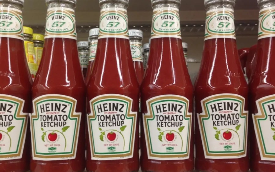 Ketchup: a világ egyik legnépszerűbb szósza, mégis kevesen gondolnak bele, mennyi cukrot tartalmaz. Egyes márkáknál a cukortartalom már a szörpökkel vetekszik. A cukrot nemcsak az íz miatt adják hozzá, hanem azért is, hogy ellensúlyozzák a paradicsom savasságát. 