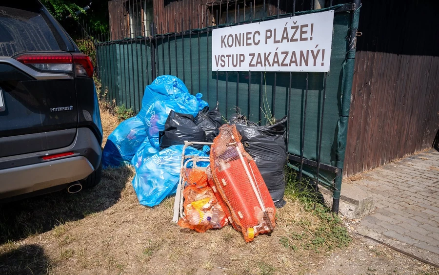 228 kilogramm hulladékot szedtek ki a búvárok a szenci tóból, például egy kádat