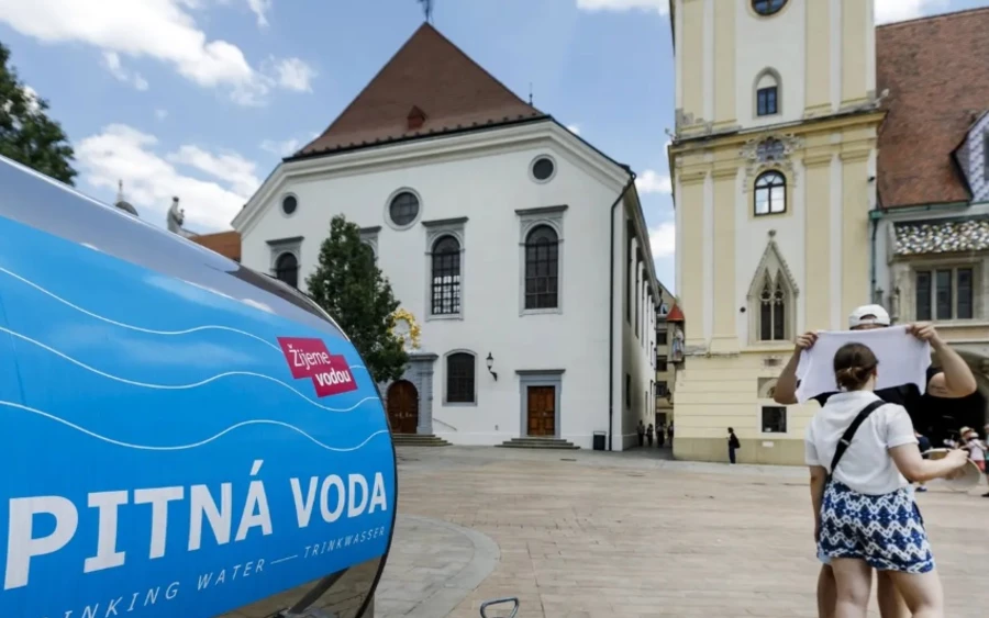A Nyugat-szlovákiai Vízművek szerint a víztározók vízszintje kritikusan alacsonyra csökkent, ezért az éjszakai korlátozásokat több esetben már nappal is ki kellett terjeszteni. A szolgáltató 11 járásban közel 800 ezer ember ivóvízellátásáért felel, ezért arra készül, hogy szükség esetén további településeken is bevezetheti a vízhasználat korlátozását.