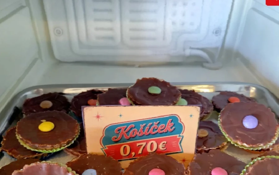 A kínálat középpontjában a fagylalt áll, amelynek ára gombóconként 1,20 és 1,40 euró között mozog. A település vezetése azonban nem csupán egy újabb fagylaltozót szeretett volna létrehozni. Fontos cél volt, hogy a vendégek olyan házi készítésű süteményeket is kapjanak, amelyek a hagyományos recepteket és az otthoni ízeket idézik fel.