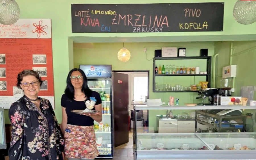 Különleges kezdeményezéssel gazdagodott a Nagykürtösi járásban található Zsély (Želovce) település.  A településen hosszabb ideje hiányzott egy olyan hely, ahol a lakosok és az arra járók fagylaltot vagy süteményt vásárolhatnak. Miután az utolsó fagylaltos stand két éve bezárt, az önkormányzat úgy döntött, hogy saját megoldást keres. A projekt megvalósítását részben munkaügyi támogatások segítik, amelyek a dolgozók bérköltségeinek jelentős részét fedezik.