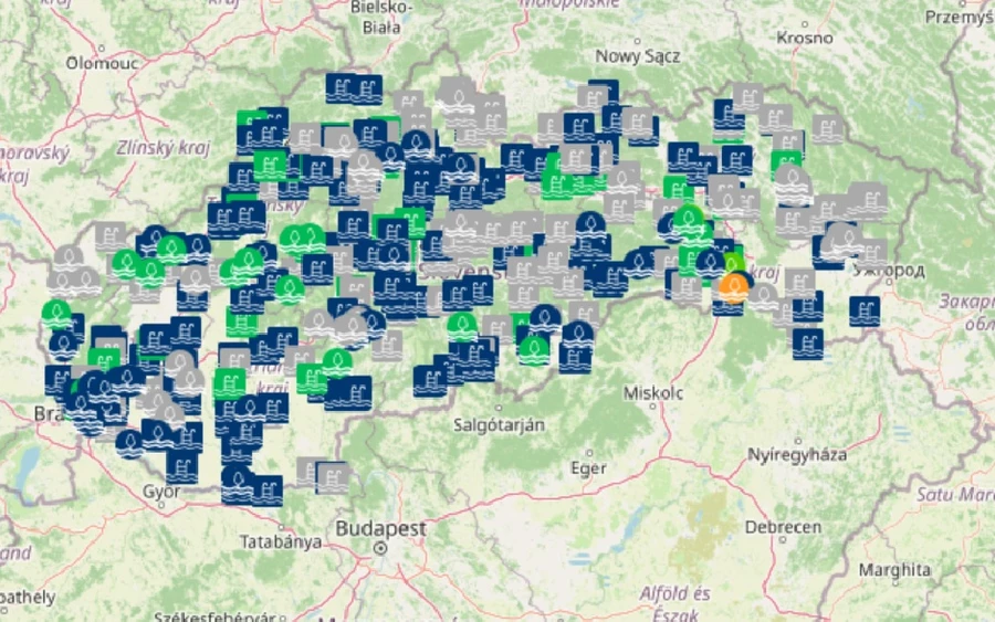 A felhasználók a térképen található színjelzések alapján gyorsan tájékozódhatnak az adott hely vízminőségéről. Az egyes kategóriák nemcsak a víz állapotát mutatják meg, hanem az esetleges egészségügyi kockázatokra is felhívják a figyelmet. A rosszabb minősítést kapott helyszíneknél a szakemberek külön ajánlásokat is közzétesznek. (Ezen a linken találja a térképet: uvzsr.sk/web/uvz/kvalita-vody-na-kupanie-v-mapach)