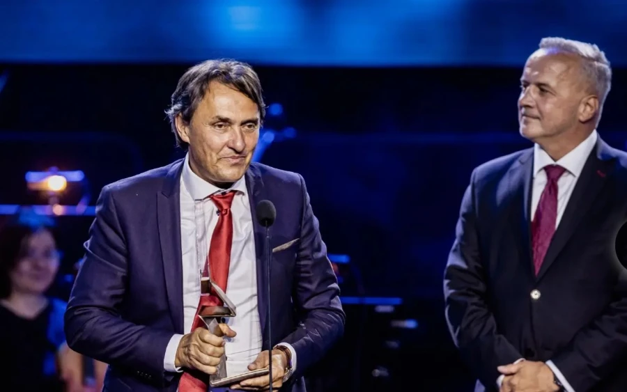 A legeredményesebb vállalatok között több állami cég is feltűnt. A Szlovák Villamosművek nettó nyeresége megközelítette az egymilliárd eurót, miközben a Nemzeti Autópálya-társaság egy év alatt veszteségesből nyereségessé vált. Utóbbi esetében az elektronikus útdíjakból és az autópálya-matricák értékesítéséből származó bevételek növekedése játszott kulcsszerepet. Jelentősen javult a Slovenská konsolidačná eredménye is, amely az állami követelések kezelésével foglalkozik.