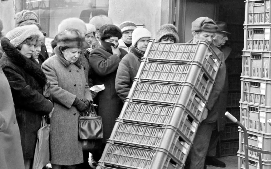 A rendszerváltás után a piacgazdaság új lehetőségeket teremtett, ugyanakkor jelentős bizonytalanságot is hozott. A korábban megszokott életpályák megszűntek, sokan elveszítették munkahelyüket vagy korábbi társadalmi pozíciójukat. Vašečka szerint éppen azok tekintenek gyakran nosztalgiával a múltra, akik az átalakulás során a legtöbbet veszítették.