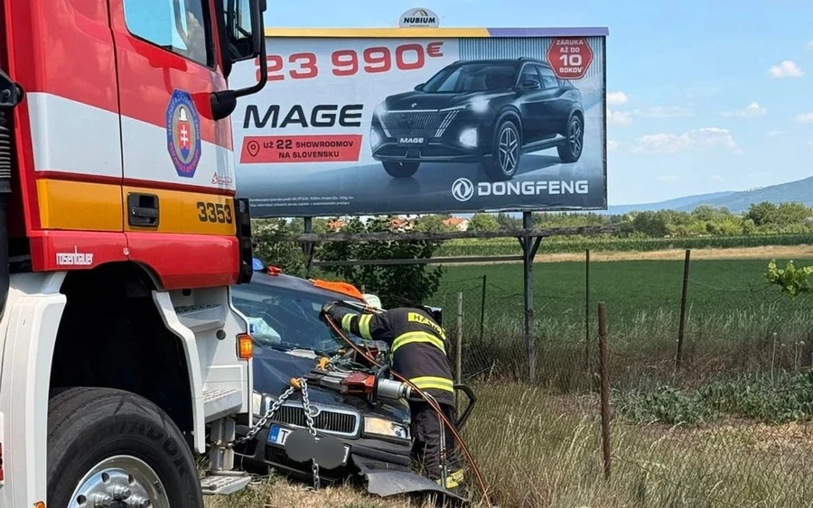 Tragédia: szemből ütközött két autó és egy kamion, meghalt egy ember