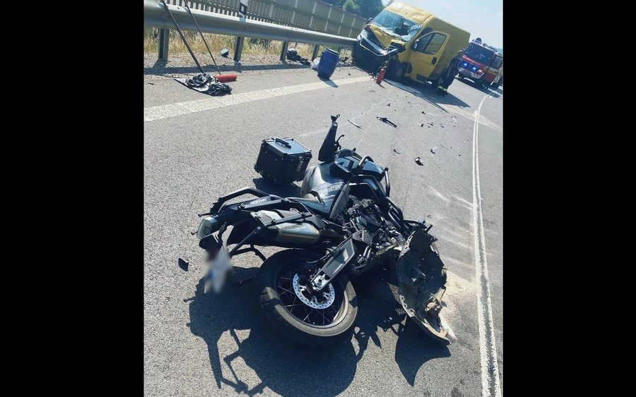 Szemből furgonnak ütközött, meghalt az 52 éves motoros