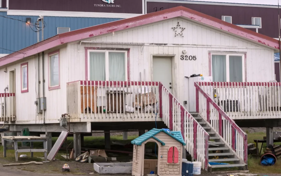 Barrow (Utqiaġvik), Alaszka: az Egyesült Államok legészakibb városában minden évben 65 napon át egyáltalán nem bukkan fel a Nap, nyáron pedig 85 napon keresztül le sem nyugszik. Télen a hőmérséklet gyakran mínusz 40 Celsius-fok alá csökken, az erős szél miatt pedig a hőérzet akár mínusz 60 fok is lehet. 