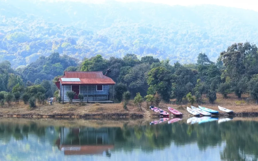 Mawsynram, India: évente átlagosan több mint 11 800 milliméter csapadék hullik, ami közel tizenkétszerese a közép-európai átlagnak. A helyiek különleges bambuszkalapokat viselnek az eső ellen. Érdekesség, hogy a rengeteg csapadék ellenére a száraz évszakban gyakran ivóvízhiánnyal küzdenek. 