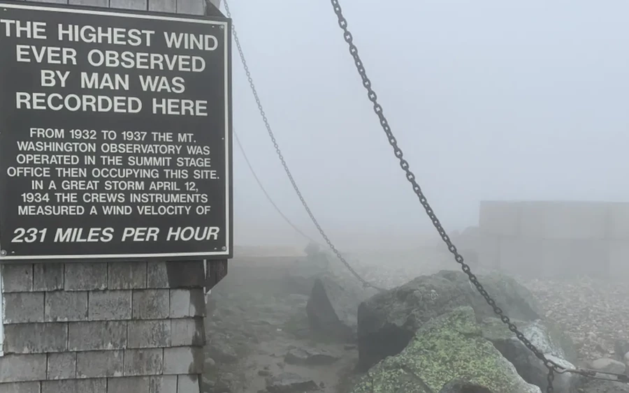 Mount Washington, Egyesült Államok: a New Hampshire államban található hegycsúcson 1934-ben óránként 372 kilométeres széllökést mértek, amely évtizedekig világrekordnak számított. Az itt működő meteorológiai állomás munkatársai nap mint nap olyan körülmények között dolgoznak, amelyek mellett a legtöbben talpon sem tudnának maradni. 
