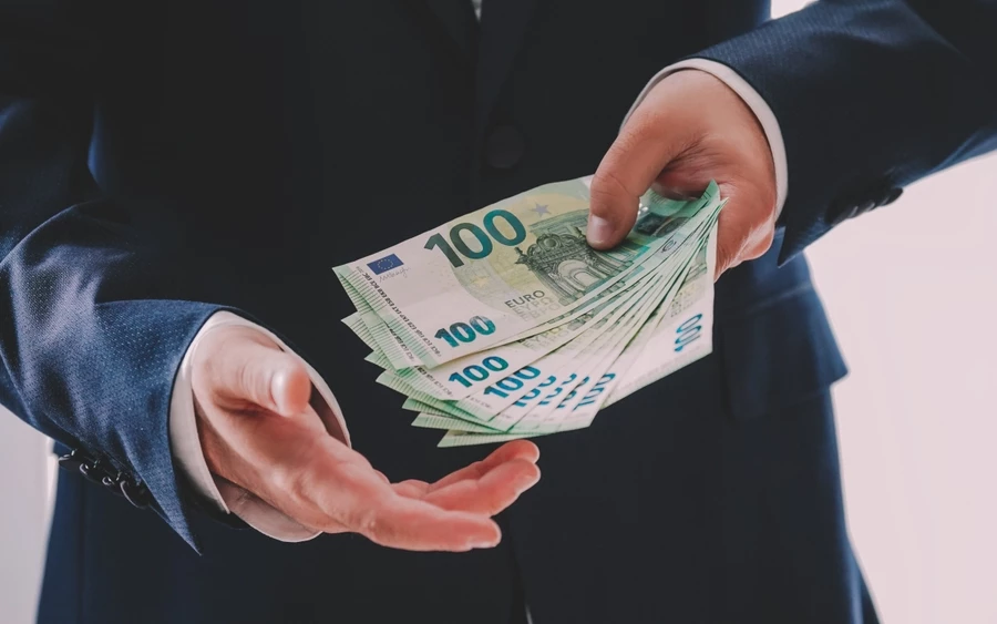 A szakértők szerint az átlagbér és a mediánbér közötti különbség miatt sokan érzik úgy, hogy a hivatalos statisztikák nem tükrözik a mindennapi valóságot. Az átlagot ugyanis a magasabb jövedelmek jelentősen felfelé torzítják, miközben a dolgozók jelentős része ennél alacsonyabb fizetésből él. Emiatt gyakori az a tapasztalat, hogy a közölt átlagbér és a ténylegesen kézhez kapott fizetés között jelentős a különbség.