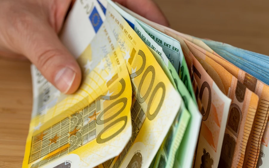 A nyári óvodabezárások idején a dolgozó szülők továbbra is igényelhetik a gyermekápolási ellátást, amennyiben otthon maradnak óvodás korú gyermekük felügyelete miatt. Az ellátás azoknak a biztosított személyeknek jár, akik az óvoda hivatalos, az alapító vagy más illetékes szerv által elrendelt nyári szünete alatt személyesen és egész nap gondoskodnak gyermekükről.