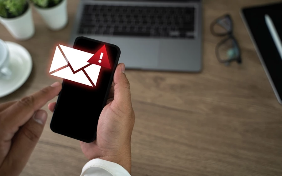 Az egyik ügy során egy idős nő kapott SMS-t egy ismeretlen személytől, aki a lányának adta ki magát. A csaló azt állította, hogy meghibásodott a telefonja, ezért új telefonszámról jelentkezik. A későbbi üzenetváltások során sürgős pénzügyi segítséget kért, és végül közel 1300 eurót csalt ki az asszonytól.