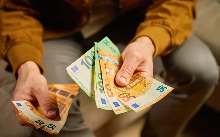  Az ő esetükben a havi juttatás 969 euróra emelkedik, ami 86,50 euróval magasabb a jelenlegi összegnél. A munkaügyi tárca szerint a módosítás jelentős segítséget nyújthat azoknak a családoknak, amelyek nap mint nap otthon látják el hozzátartozóikat. A személyi asszisztensek díjazása szintén emelkedik. Az óradíj a jelenlegi 6,22 euróról 6,81 euróra nő, ami közel 10 százalékos növekedést jelent. 
