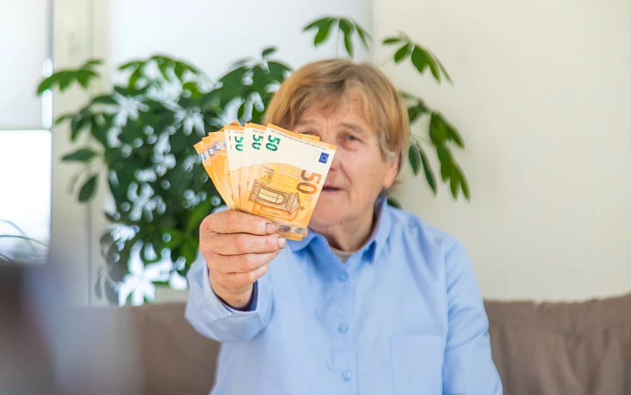 A levonásoknál figyelembe vett védett minimum emelkedik, így az érintettek valamivel több pénzt kapnak kézhez havonta. A Szociális Biztosító írásban tájékoztatja az érintetteket az új összegekről és a várható változásokról. A hivatal adatai szerint május végén több mint 18 700 olyan nyugdíjast tartottak nyilván, akiknek ellátásából végrehajtási levonást teljesítettek. 