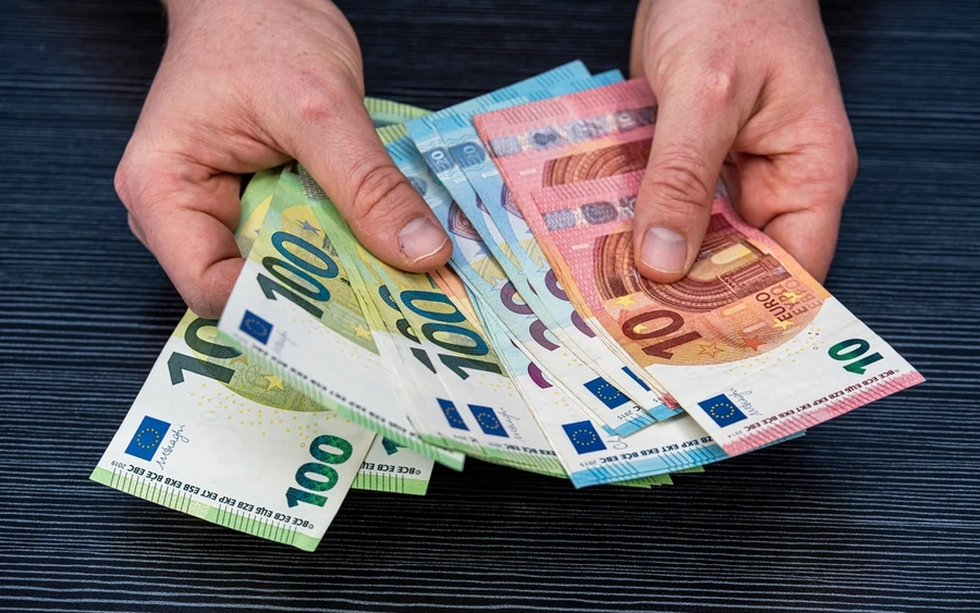 A különbségek Szlovákián belül is jelentősek. A legmagasabb bérek továbbra is Pozsony megyében vannak, ahol az átlagjövedelmek meghaladják a 2000 eurót. Ezzel szemben a nyugat-szlovákiai térségekben – köztük a magyarok által is sűrűn lakott Komáromi és Dunaszerdahelyi járásban – a fizetések jellemzően alacsonyabbak, nagyjából 1300 és 1700 euró között mozognak. Kelet-Szlovákiában ennél is alacsonyabb szintek figyelhetők meg, ott sok esetben 1100 és 1400 euró közötti átlagok a jellemzőek.