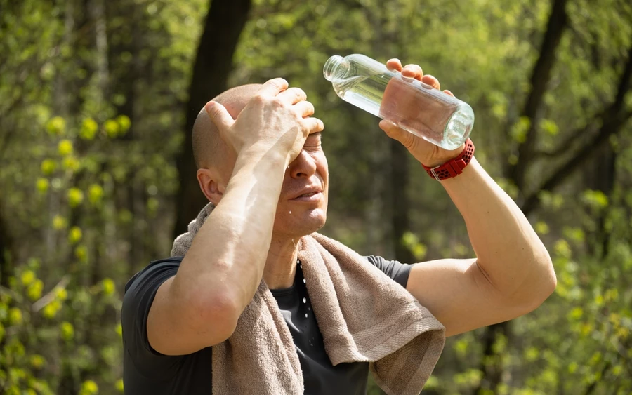 A tavalyi nyári hőhullám során Európa több térségében 40 Celsius-fok körüli hőmérsékletet mértek, miközben a villamosenergia-kereslet jelentősen megugrott. A fokozott fogyasztás és egyes hőerőművek teljesítménycsökkenése az energiaárak látványos emelkedéséhez vezetett, ami tovább növelte a rendszerre nehezedő nyomást. A szakértők szerint az ellátásbiztonság fenntartásában egyre fontosabb szerepet játszanak a megújuló energiaforrások és az energiatároló rendszerek. 