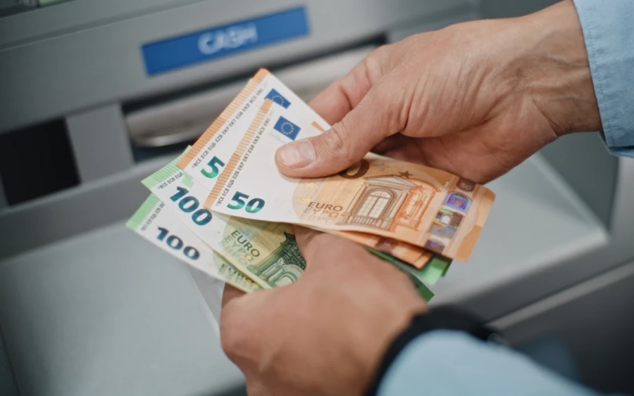 A keresetek széles skálán mozognak attól függően, hogy valaki milyen munkát végez. A magasabb képzettséget igénylő vagy specializált szakmákban, például az informatikában vagy mérnöki területeken a bérek gyakran az 1500–2500 eurót is meghaladják. A fizikai munkát végzők esetében jellemzően 900 és 1400 euró közötti keresetek a megszokottak, míg a minimálbér környékén dolgozók bruttó bére körülbelül 800–900 euró körül alakul.