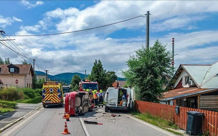 Durva karambol: egymásnak ütközött két kocsi, négyen megsérültek