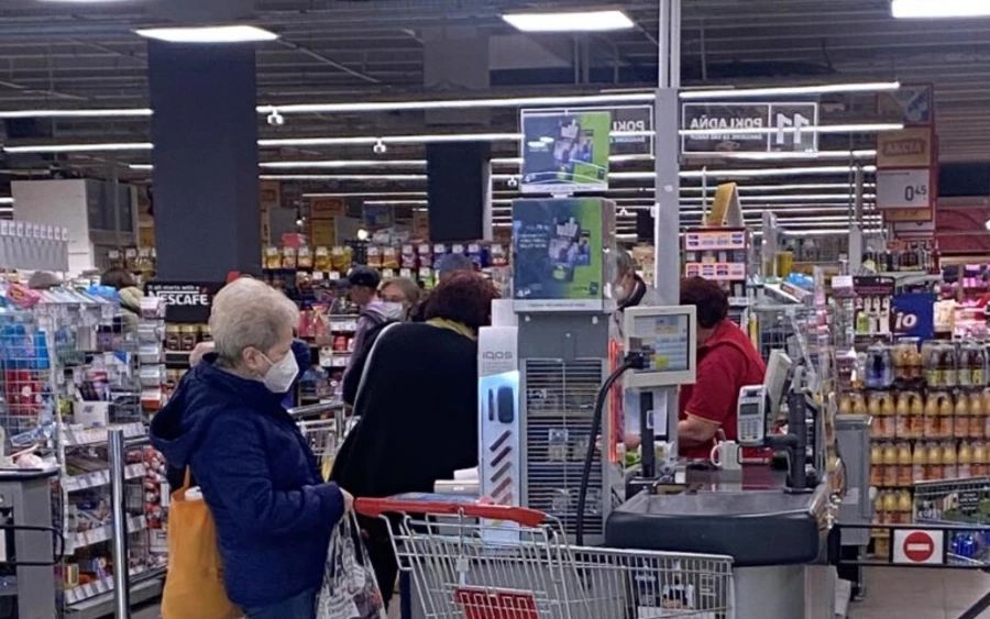 A maszkkal a koronavíruson kívül a influenza ellen is védekezhetünk. A higiénikusok szerint főleg a gyakran látogatott helyiségekben, tömegközekedésen, rendezvényeken lenne rá szükség. „Akkor is ajánljuk, ha a közelében lévő személy légúti megbetegedés tüneteit mutatja, és nem tudja értékelni az egészségi állapotát” – tették hozzá.