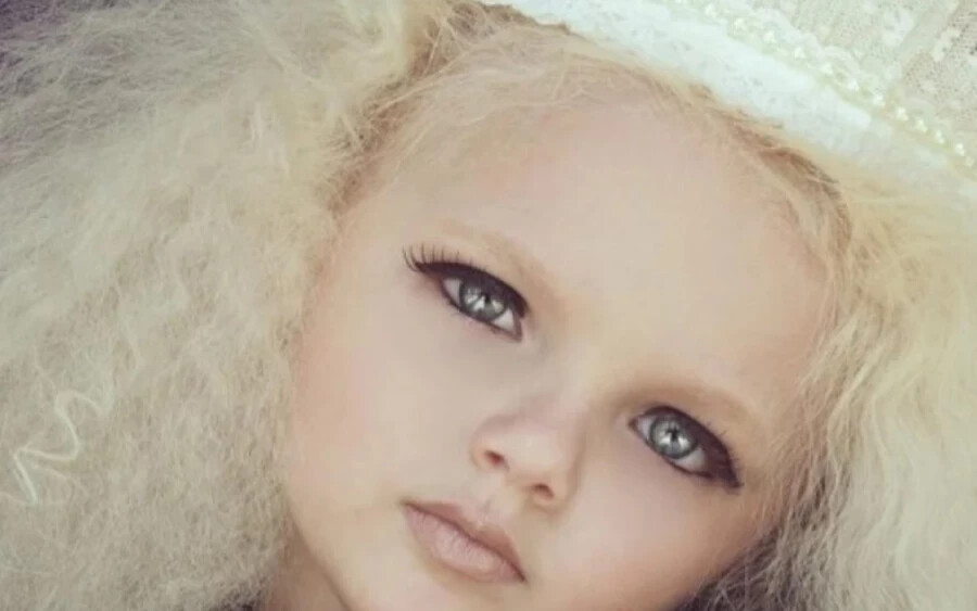 Aira Brown (13) gyönyörű kislányként született, akit gyakran hasonlítottak élő babához. Gyönyörű arca, szőke haja és ragyogó kék szeme ígéretes jövővel kecsegtetett, de ő nem ezt akarta. Mindenféle szépségversenyek, frizuráknak, a rengeteg sminknek és állandó utazásnak meglett a böjtje.