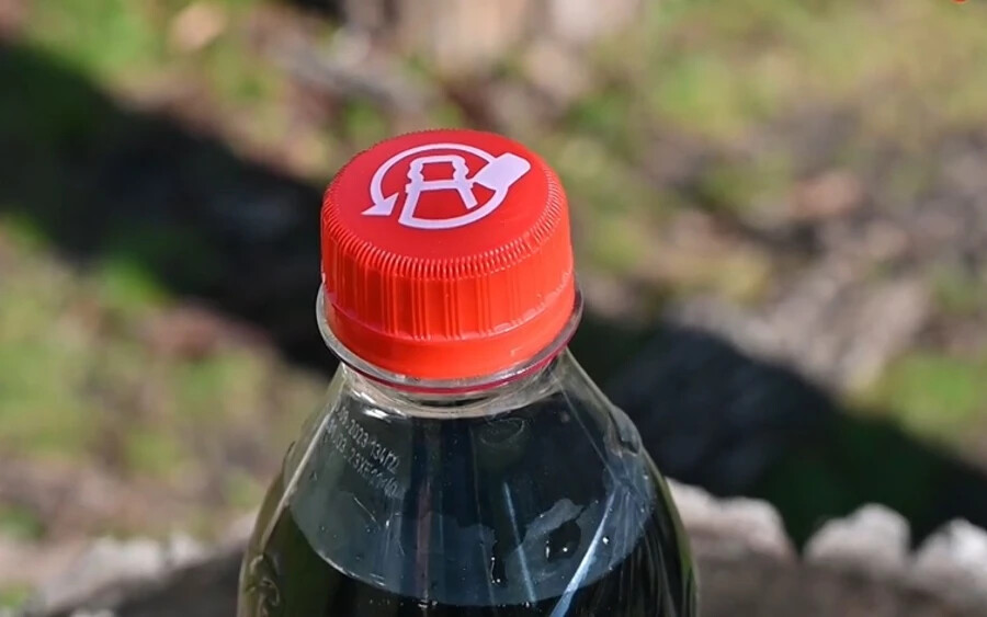 A Coca-Cola német leányvállalata tavaly novembertől kezdte meg a palackok fokozatos átalakítását. A palackok kupakját a tetejéhez rögzítették. Most az amerikai cég úgy döntött, hogy ezt az újítást kiterjeszti a csehszlovák piacra is.