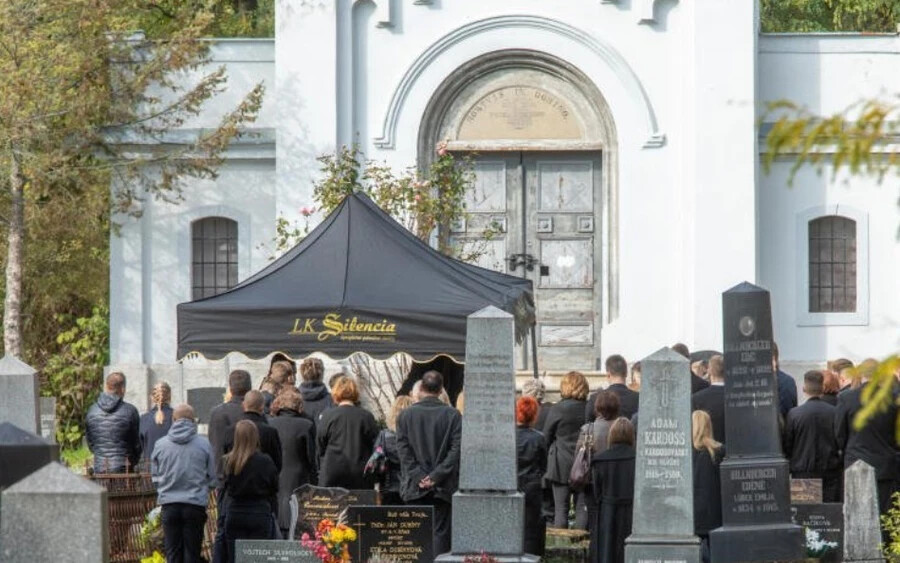  „Nagyszerű sportoló volt, profi teniszező, sok győzelmet aratott. Bátyjával nagy négyesben elválaszthatatlan duót alkottak. Szeretett hosszú távokat futni, így tudott pihenni és gondolkodni. Szeretett kosárlabdázni, röplabdázni és focizni. Gyakran hallgatott zenét és gyakran nézte kedvenc filmjeit” - folytatta a pap.