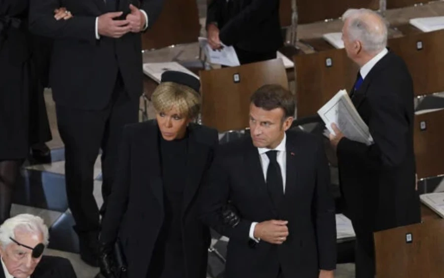 Emmanuel Macron francia elnök felesége, Brigitte Macron hazájában divatikonnak számít. A First Lady ezúttal sem okozott csalódást, hagyományos francia bájt sugárzott. "Brigitte Macron a példa arra, hogyan kellene ennek kinéznie. Egyszerű, ízléses, megfelelő francia bájjal. Ő is betartotta az előírt protokollt" - véli Ziegler.