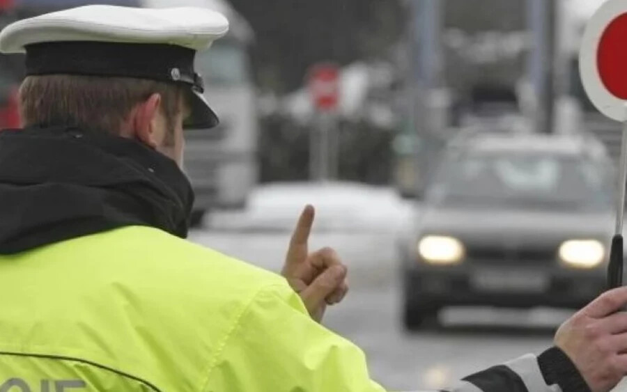 A pontrendszert szomszédaink dicsérik. Ha egy cseh járművezető 12 pontot gyűjt, a jogosítványát elveszik. "A pontrendszer azon az elven működik, hogy a szabálysértésekért és bűncselekményekért "büntető" pontokat kapunk. Ha a teljes számot elérte, a járművezető elveszíti a jogosítványát" - hangsúlyozta a cseh közlekedési minisztérium.