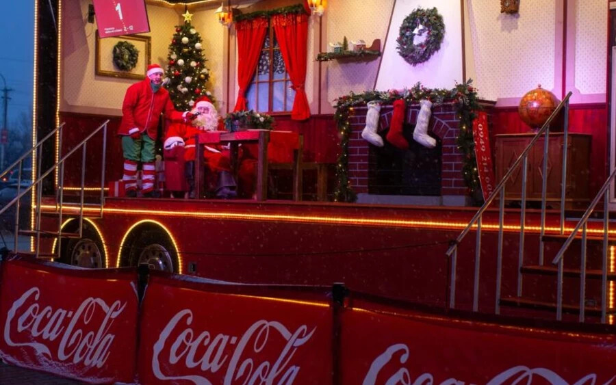 Idén a karácsonyi hangulat mellett a teherautók az „Adakozás varázsa” eseményt is elhozzák a városokba, ahol a Coca-Cola a Cseh és Szlovák Vöröskereszttel együttműködve segít a rászorulókon. A Coca-Cola minden egyes étel- és italrendelés vagy karácsonyi cikk vásárlása után a bevételt a Vöröskeresztnek ajánlja fel.