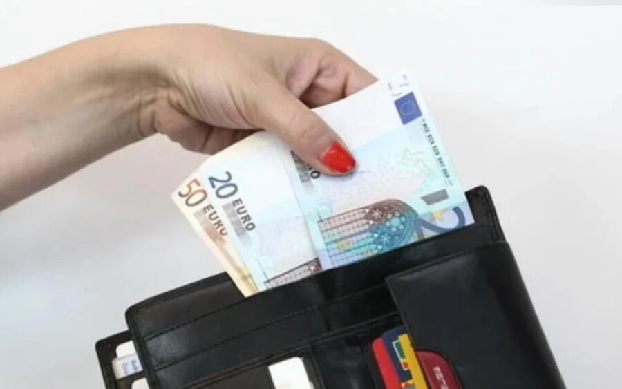 A VÚB Bank júliustól megváltoztatja árlistáját. A hűségjutalom feltételeit meghatározó csomagszámlán belül az első számlatípus esetében az eredeti 500 euróról 700 euróra emelkedik a havi jóváírási tranzakciók mennyisége. 