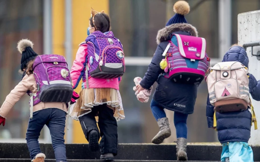 A gyermekgondozási támogatás a szülőknek a gyermekük 11 éves koráig jár. "Abban az esetben kapnak támogatást, ha az iskola igazgatója vagy a RÚVZ (Regionális Közegészségügyi Hivatal) úgy dönt, hogy egy osztályban vagy iskolában megszakítják a tanítást, vagy ha a tanuló egész napos kezelést igényel a gyermekorvos igazolása alapján" - jegyezte meg az oktatási tárca vezetője.