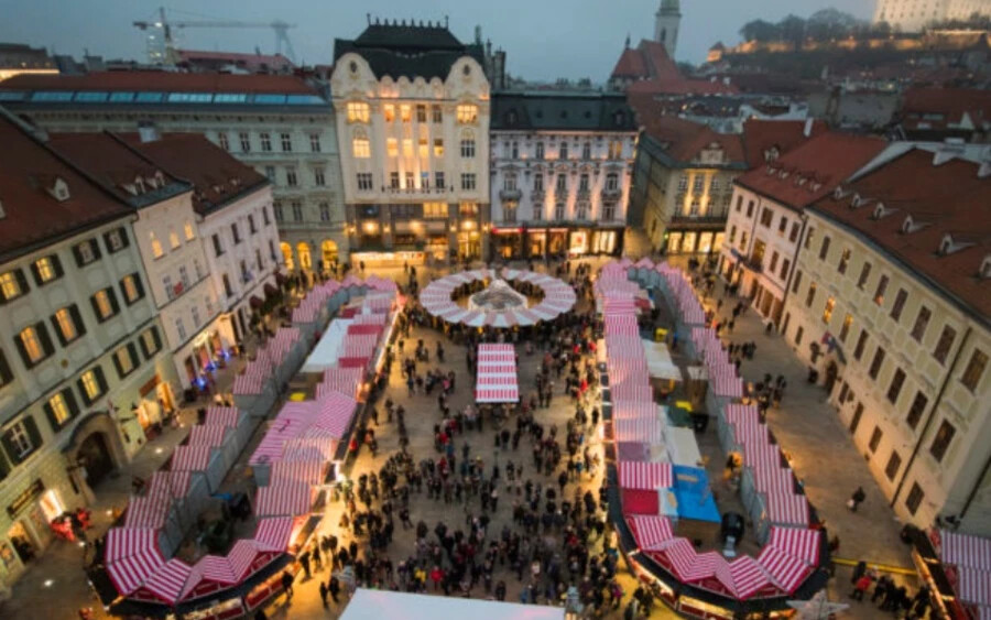 Pozsonyba két év kihagyás után ismét lesz hagyományos karácsonyi vásár. A hosszú szünetet a pandémia okozta, most két helyszínnel tér vissza: a Fő téren és a Ferenciek terén is látogatható lesz. A vásár november 24-én nyitja meg kapuit és egészen december 22-ig fog tartani – közölte a Bratislava Tourist Board szervezet.