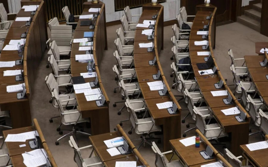 Peter Pčolinskýnak, a parlament alelnökének a szerdai parlamenti ülést elég hamar be kellett rekesztenie, mivel a teremből hiányoztak a javaslatok beterjesztői. Pčolinský ezért a parlament eljárási szabályzatának módosítását tervezi.
