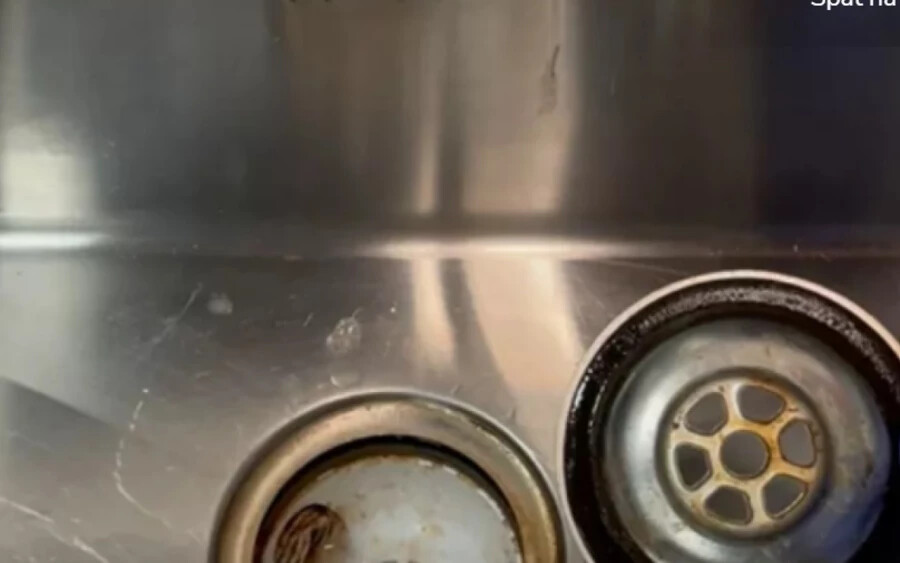 Ha lecsavarja a mosogató dugóját, majd eltávolítja a fém lefolyófedelet, meglepődik az alatta megbúvó szennyeződéseken!