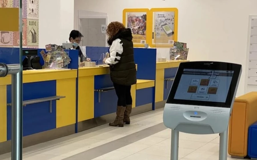 A kiegészítő szolgáltatások nélküli ajánlott küldeményeket szintén a  postaládába helyezik, ahol a kézbesítés napjának a postaládába történő bedobás napját kell tekinteni. Ha a csomagot a mérete miatt nem lehet biztonságosan elhelyezni, akkor a postahivatalban veheti át, erről szintén értesítőt hagynak. 