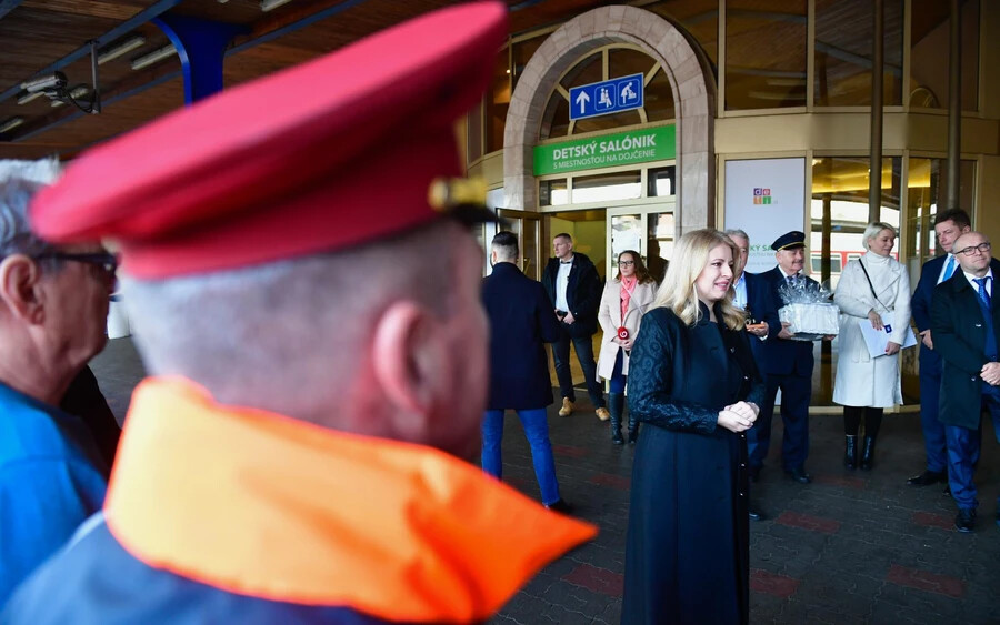 FOTÓK: Čaputová szenteste meglátogatta az ünnepek alatt szolgálatot teljesítőket