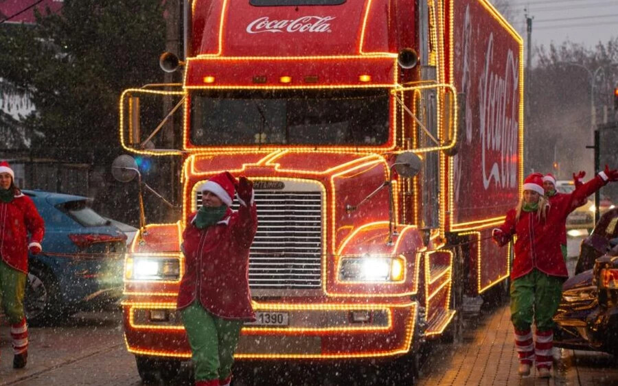 A városokba a kamion mellett Mikulás és manók is érkeznek. A teherautóból pedig különböző finomságokat is lehet vásárolni. Forró karácsonyi punccsal, FuzeTea-vel vagy Coca-Cola karácsonyi itallal, fahéjjal és édes vagy sós falatokkal várják a kicsiket és nagyokat.