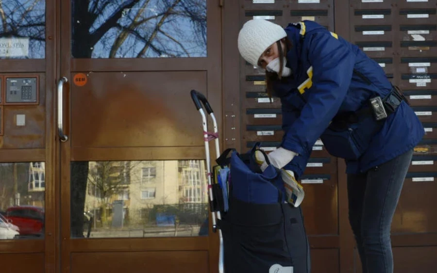  A hivatalos küldeményeket, a biztosított leveleket és az ajánlott leveleket az "utánvétel", "tértivevény", "saját kézbe" szolgáltatásokkal, valamint a címre és fizetéssel kézbesített postautalványokat, továbbá a csomagküldeményeket szállítók vagy futárok kézbesítik egy nyitott téren (pl. lakóház, családi ház, szervezet székhelye előtt), ahol csengetéssel hívják fel a címzett figyelmét megérkezésükre.